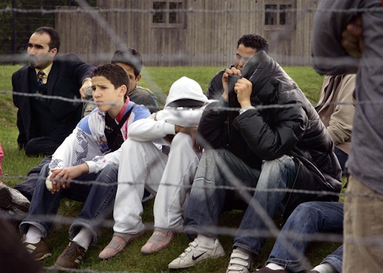 Foto: islamitische jongeren wachten vol ongeduld op rondleiding door Westerbork