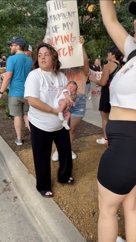 Vrouw neemt pasgeborene mee naar pro-abortus-protest
