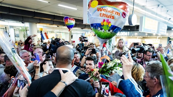 POLYGOONSTEM: "Een uitzinnige menigte onthaalde onze dappere held Duncan Laurence hedenmiddag op onze nationale luchthaven Schiphol"