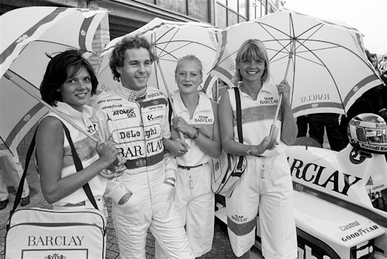Gerhard Berger met Barclay grid girls (nu allemaal verboden)