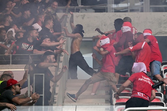 Hier begint het: fans van Köln (rood-wit) gaan in de aanval