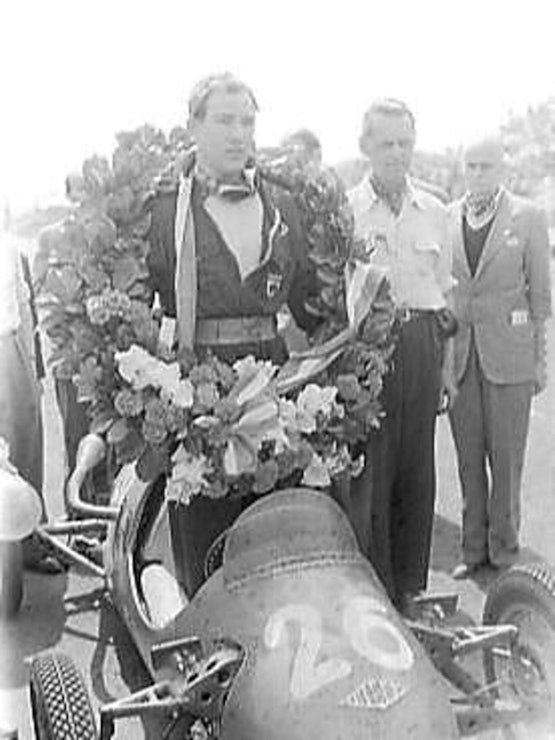 Moss als winnaar van de GP Zandvoort in 1951