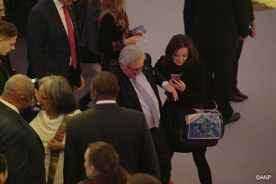 9. 'Foto's. Zatte Juncker zwalkt op diner'