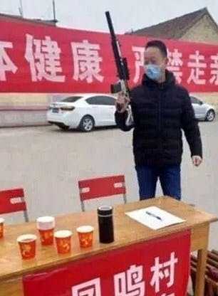 Vigilantes houden Wuhan-bezoekers buiten de deur