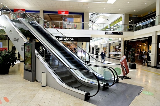'Winkelend publiek winkelcentrum Middenwaard in Heerhugowaard'