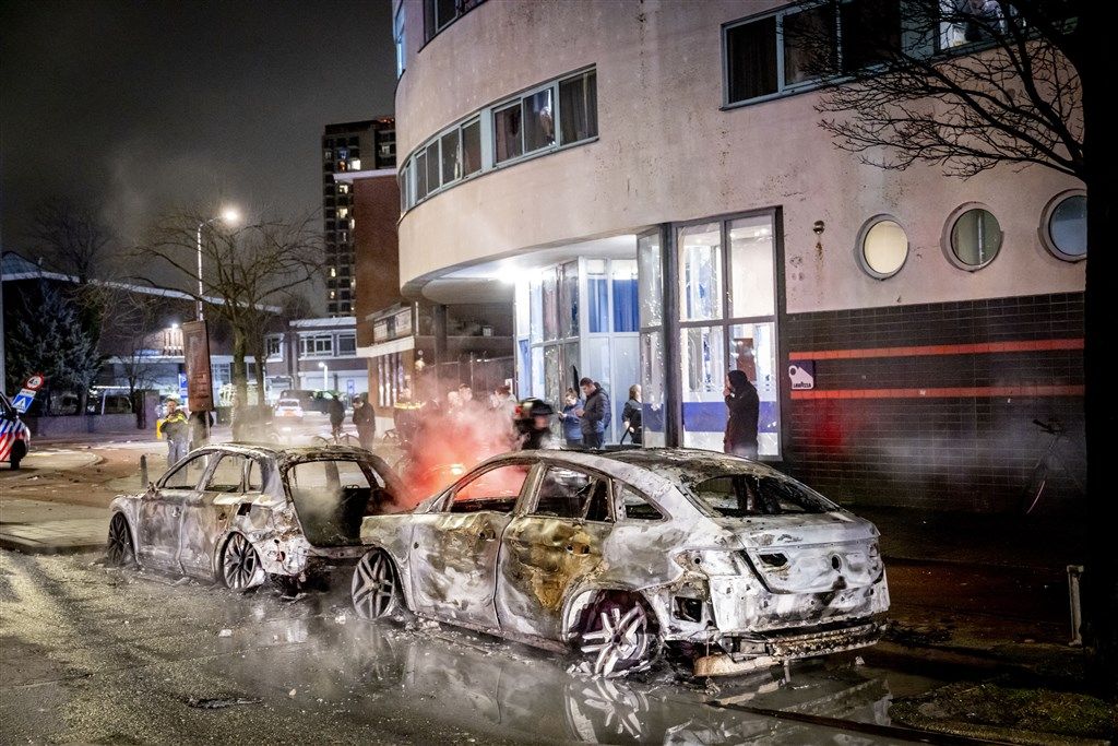 GeenStijl: Rellen Tussen Eritreeërs In Den Haag; Politiewagens In Brand ...