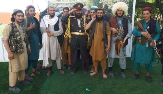 Lol. De boys in het uniform van Maarschalk Dostum, na verovering van zijn paleis