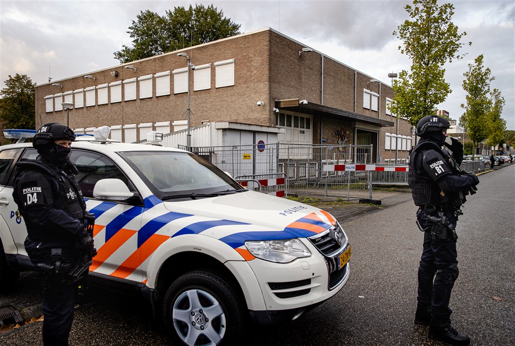 GeenStijl: Politie Wil Nieuwe Beveiligingsdienst