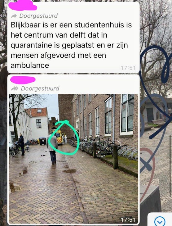 Foto van vervoer besmette studente te Bagijnhof,  Delft