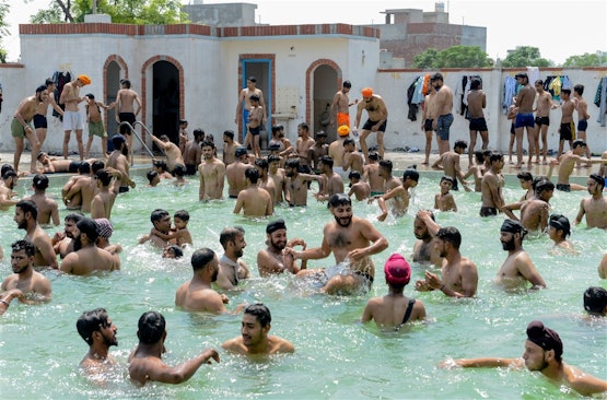 Bonusfoto - Indiase jongeren in een zwembad, that means trammelant