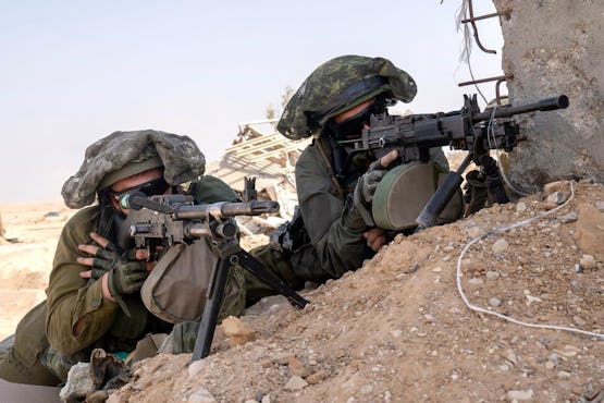 IDF-schutters met FN MAG (links) en IWI Negev (rechts)