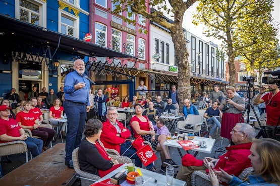 Frans Timmermans met dolenthousiaste menigte in Heerlen
