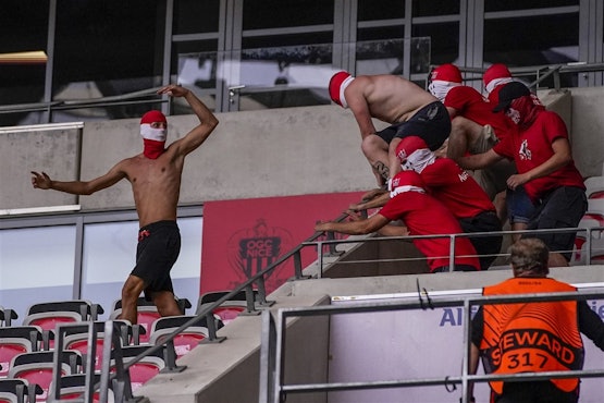 Hier begint het: fans van Köln (rood-wit) gaan in de aanval
