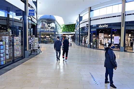 'Winkelend publiek winkelcentrum Middenwaard in Heerhugowaard'