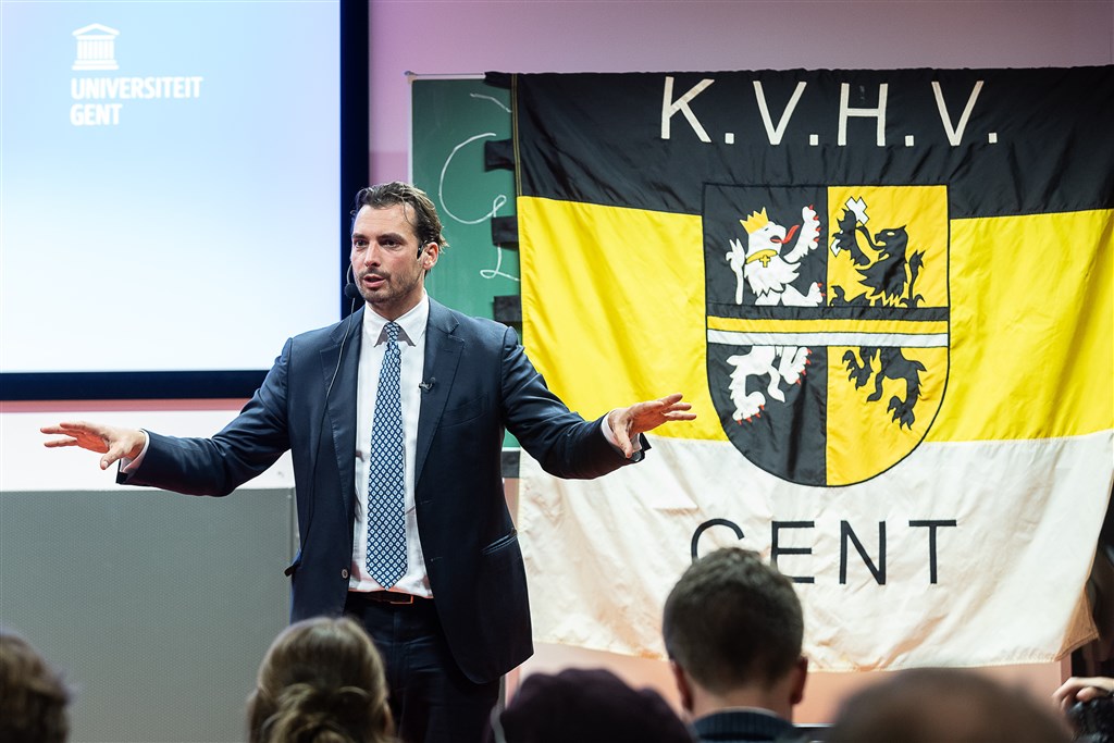 GeenStijl: Thierry Baudet Krijgt Klap Met Paraplu In Gent