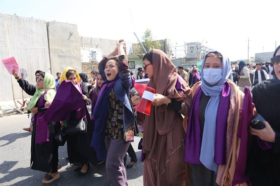 Vrouwen demonstreren vóór de Taliban